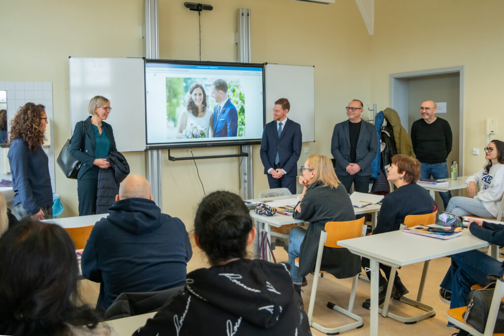 Ministerpräsident Michael Kretschmer besucht einen Integrationskurs der Volkshochschule Landkreis Leipzig und spricht mit den Teilnehmenden.