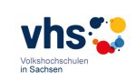 vhs_in_Sachsen_Logo_4C_pos_vertikal